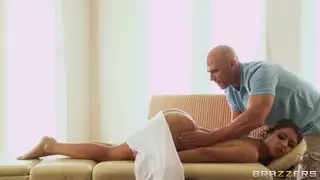 يشرح المعالج بالتدليك جوني حيله