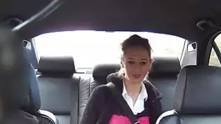 امرأة سمراء الهواة الانفجارات الشرطي على غطاء محرك السيارة