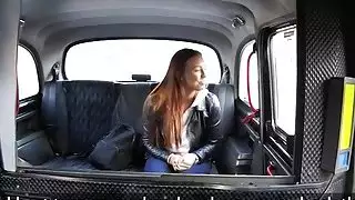 هواة فاتنة الساخنة ينفجر سائق المنحرف في سيارة أجرة