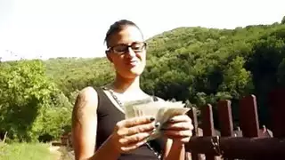 يحصل مسمر كبير الثدي الهواة التشيكية فاتنة لبعض النقود