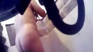 التجسس على امرأة ناضجة الاستحمام