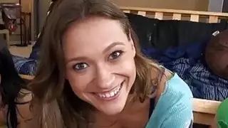 مسمار يحصل على ركوب shlong الثابت من قبل العديد من النساء