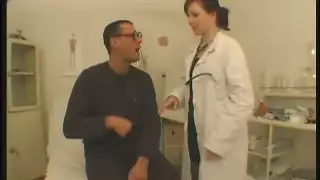 ممرضة سخيف إستل ركوب الديك ميتي لرجل غير متمرس