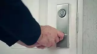 قصيرة شعر في سن المراهقة كيزنا رايز يحصل على خبطت بواسطة لص