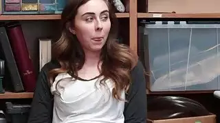 حصلت القبض على لطيف في سن المراهقة سمراء shoplifter وحصلت على مارس الجنس