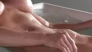 ترف الثلاثي مع مامي في الحمام