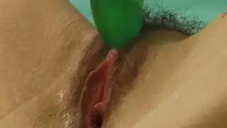 نحيل إدوينا التمسيد خطف لها مع دسار أخضر كبير لها
