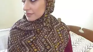 تمتص فرخة عربية لذيذة الديك الكبير قبل أن يركبها