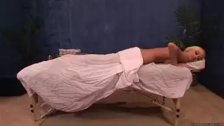 إيما ماي تحصل على واحدة تدليك زلق