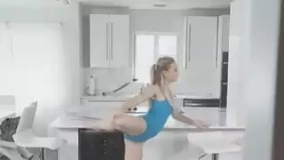سخيف شقراء راقصة باليه مرنة