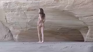 مراهق على الصخور