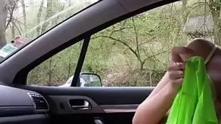قصفت بشكل متقطع hitchhiker كارينا الذهب من قبل غريب في السيارة