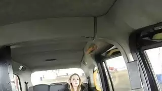 مثير فاتنة في أعقاب الجوفاء من قبل سائق سيئة في المقعد الخلفي