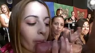 الأحبة تمتص schlongs بحماس