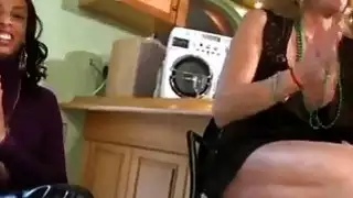 السيدات الساخنة قرنية مص الديك ضخمة