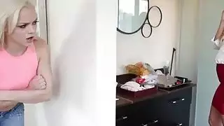 Slutty شاب شقراء إلسا يلعق كس stepmom و fucks لها مع قضيب جلدي