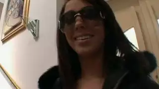 تأتي بولينا جيمس إلى جارتها لتقدم له اللسان المتحمس