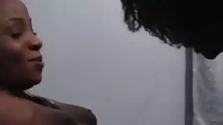 الشباب مثليات الأفريقية قرنية الحصول على شقي جدا في غرفة النوم