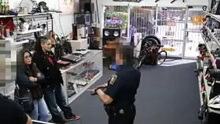 الكلبات زوجين تحاول سرقة واحد منهم هو استغل