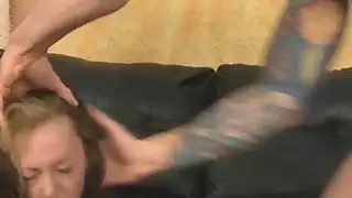 Brunette مع الشقراء الشق الحصول على الفم دمر مع ديك