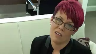 سكرتيرة يائسة بري Branning يفعل أي شيء عن وظيفتها