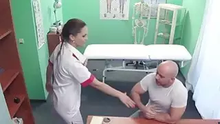 ممرضة تمتص والملاعين baldheaded
