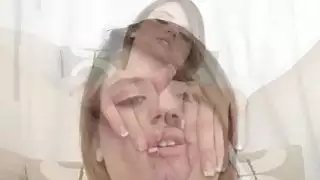 يحصل مسمر فاتنة في سن المراهقة ضيق سكارليت حمى و facialed
