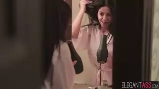 مشاهدة امرأة سمراء الساخنة جوليا انتشار الحمار الخدين مفتوحة على مصراعيها
