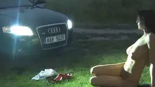 الانحناء على غطاء محرك السيارة واسمحوا مارك خلف النهاية بوسها بجد وعميقة كما يريد!