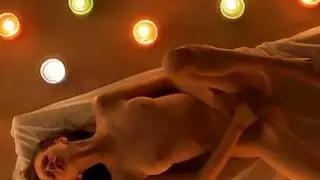 فرك لها cumhole يعطي الجمال الحلو النشوة