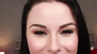فاتنة تمتص الديك و tittyfuck في الثلاثي