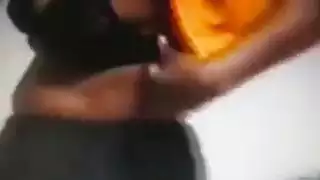 الهندي السمين يفعل التعري