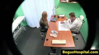 المريض الحقيقي doggystyle مارس الجنس في مكتب الأطباء