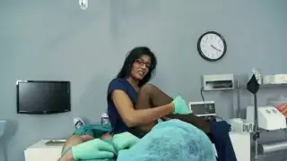 كتكوت هندي قائظ يعطي رأسه لطبيبها