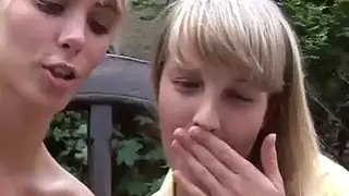 اثنين من lezzies الشباب بلاتيني الشقراء الأحبة