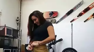 كلية فاتنة بيع كتابها الدراسي ومارس الجنس من قبل رجل رهينة المتأنق