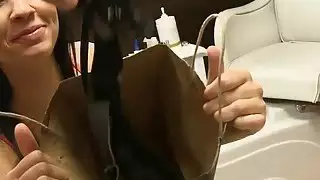 أقنعت أشقر ضيقة أن يمارس الجنس في الصالون للحصول على المال