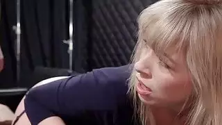 شقراء فب مع حزام على الحمار
