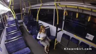خبطت مهبل مشعر مفلس الهواة في الحافلة