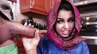 امرأة سمراء آدا يحصل على كريم كس دافئ من بلدها