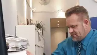 Bambi ينحني للحصول عليه فقاعة بعقب لها وضيق ضيق في الهواء