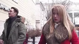 شقراء مثير جدا يحصل على اثنين من مهاوي للعب مع