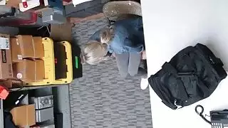 يحصل خبطت shoplifter شقراء تقريبا في المكتب