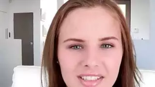 امرأة سمراء جميلة في سن المراهقة فتاة آنا لين مسمر من قبل ديك ضخمة