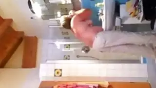 تجسست ربة منزل BBW في الحمام