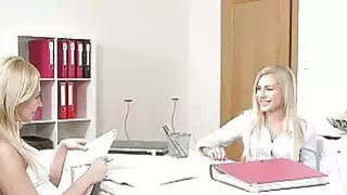 صغيرتي اليورو شقراء لديه صب مثليه