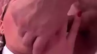 تلميذة في غرفتها الوردي تمتص