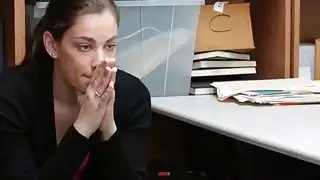 امرأة سمراء فقيرة تتسلق بوبي ديلان ويخبطها حارس أمني