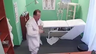 طبيب يخون المريض بعد ممرضة في مستشفى مزيف