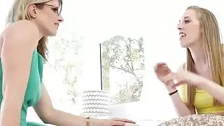 في سن المراهقة يستمني و stepmom لها مفلس الساخنة ينضم لها قريبا على السرير لتكنولوجيا لها بعض التحركات